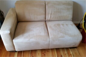Gereinigt, getrocknet und aufgebürstet. Auch diese Mikrofasercouch sieht nach unserer gründlichen Polsterreinigung wieder aus, wie aus dem Laden.