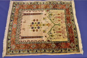 Ein ganz besonderes Stück. Hier sehen Sie einen sher hochwertigen Gabbe Teppich auis Korkwolle, gefärbt mit Naturfarben. So eine Teppichwäsche ist sehr aufwendig für uns und dennoch ist sie preislich günstig