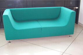 Eine grüne Designer Couch, welche mit Alcantara bezogen ist nach der Reinigung durch die Teppichreinigung & Polsterreinigung Berlin Karsten Vorwerk.