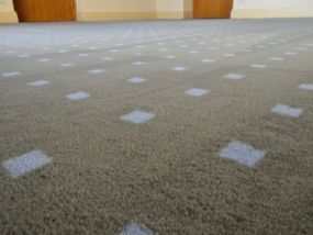 Dieser Teppichboden ist schon in seine Jahre gekommen. Aber wie man sieht, sieht er nach unserer intensiven Teppichbodenreinigung wieder fast aus wie neu.