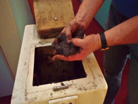 Schlamm nach Teppichbodenreinigung imn Reinigungsmaschine