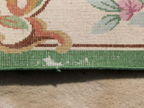 Viatnameischer Wollteppich mit Motten