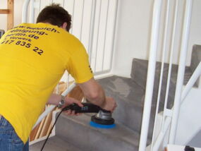 Treppenstufen reinigen in Handschampoonierung