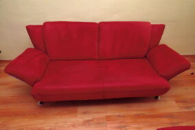 Auch dieses moderne Sofa, welches mit Alcantara bezogen ist, sieht nach unserer professionellen Polsterreinigung aus, wie neu.