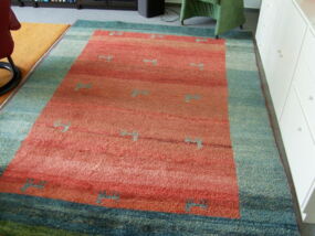 Zurück beim Kunden, ein gewaschener Gabbeh Teppich erscheint in neuer Pracht nach einer Teppichwäsche durch die Teppichreinigung Berlin Karsten Vorwerk.