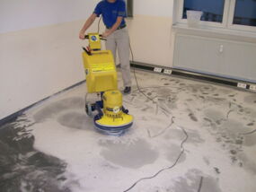Teppichboden wird schamponiert