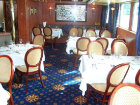 Teppichboden blau nach Teppichbodenreinigung im Restaurantbereich eines Kreuzfahrtschiffes