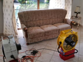 gereinigtes Sofa wird getrocknet