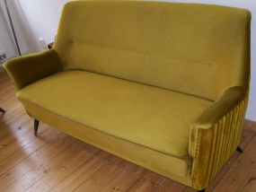 Klassisches Sitzmöbel aus den 50er Jahren mit Mohair bezogen. Glänzt wie neu, nach unserer Polsterreinigung