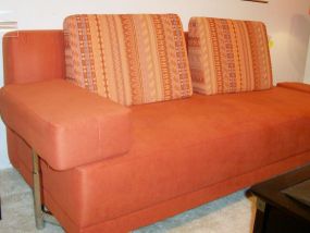 Eine moderne Designer Couch, Der Korpus ist mit Mikrofaser bezogen, die Kissen mit einem Webstoff. Sauberer gehts nicht mehr, da ist nicht mal "neu" sauberer. Alles Dank unserer professionellen Polsterreinigung.