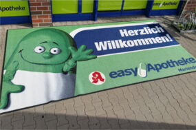 Eine gereinigte Schmutzfangmatte. In der Ausführung der Reinigungsarbeiten gibt es Qualitätsunterschiede. Somit entstehen auch Preisunterscheide zu unserer Mitbewerbern.