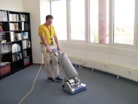 Intensives Bürstsaugen eines Teppichbodens