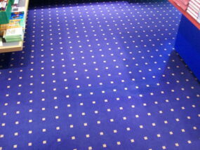 Teppichboden blau sauber
