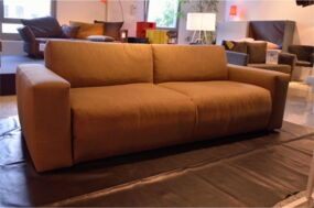 Reinigung eines Austellungsstückes (Designer Couch) im Stilwerk in der Kantstr. in Berlin