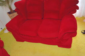 Knalle rot, dieses Sofa. So leuchten die von uns gereingten Polster nach unseren hochwertigen Poolsterreinigungen.
