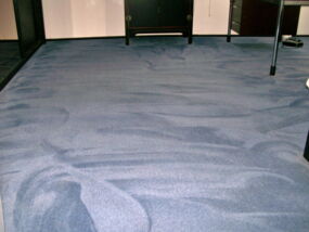 Ein blauer Veloursteppichboden nach einer Grundreinigung. Frisch und sauber. Dieser Teppichboden wurden in einem Rechtsanwaltsbüro gereinigt.
