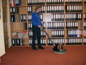 Unsere Mitarbeiteriun bei einer Teppichbodenreinigung in einem Steuerbüro. Teppichböden in Büros sollten sehr regelmäßig gereingt werden, da sie einer hohen Beanspruchung unterliegen.