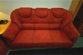 Auch diese 3-Sitzer Mikrofasercouch wurde vor Ort beim Kunden durch uns gereinigt. Auch wenn sie nocht nicht ganmz getrocknet ist, erkennt man, wie suaber sie wieder ist.