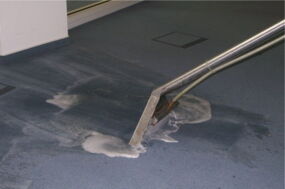 Teppichboden grau im Büro reinigen