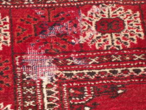 roter Orientteppich miot Mottenbefall