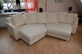 Eine mit Alcantara bezogene Designer Couch nach unserer Reinigung. Die Kissen wurden zur besseren Bearbeitung in unserer Werkstatt gereinigt. Die Koirpusse vor Ort beim Kunden.