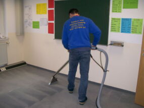 Teppichboden Velours grau wird gereinigt