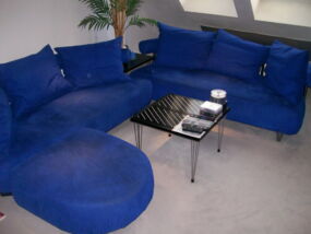 Stylisch und modern, eine blaue Mikrofaser Polstergarnitur nach unserer Polsterreinigung.