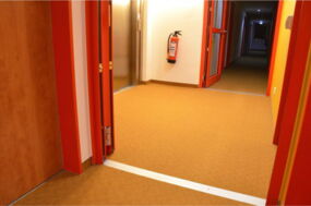 sauberer Teppichboden vor dem Aufzug eines Hotels