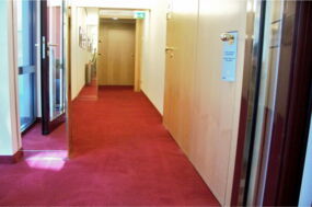 roter Veloursteppichboden suaber im Hotelfur