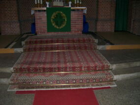 Teppich vor Altar in Kirche