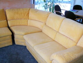 gelbe Mikrofasercouch nach Polsterreinigung