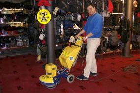 Reinigung eines Teppichbodens in einem Ladengeschäft. In Ladengschäften ist eine regelmäßige Teppichbodenreiniogung von großer Bedeutung.