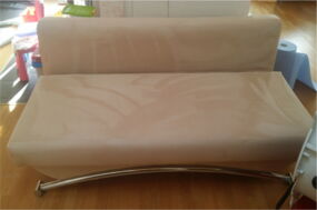Eine Mikrofaser Designer Couch nach unserer Polsterreinigung. Wie diese vor unserer Reinigung aussah, sehen Sie auch auf unserer Homepage. Mit ein bischen Suchen , werden Sie sie finden.