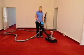 Unsere Mitarbeiterin bei einer Teppichbodenreinigung. Hier wird das Reinigungsverfahren Crec-Tec angewendet. Dieses Reinigungsverfahren ist sehr gründlich.