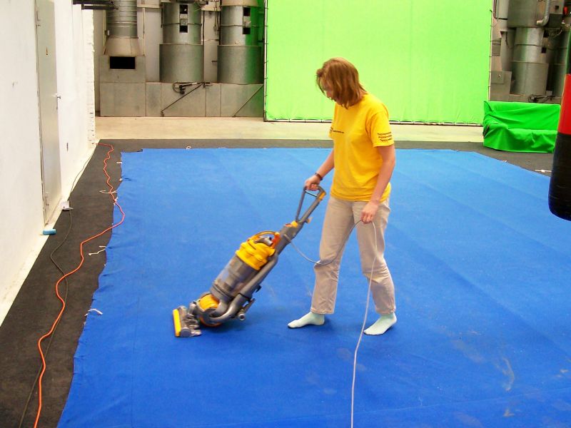 Blue Screen reinigen Mitarbeiterin